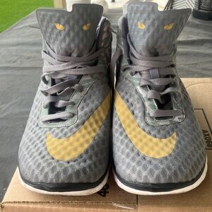 Nike Free HYPERVENOM MID FC
SIZE 13